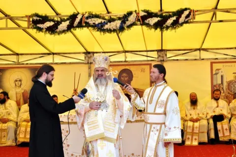 Hramul mănăstirii de la poalele Caraimanului