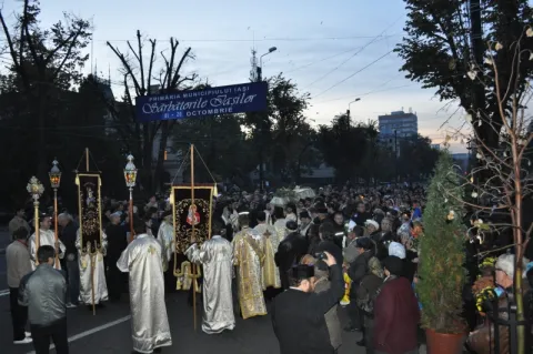 Moaștele Sfintei Cuvioase Parascheva au fost scoase în procesiune la Iaşi