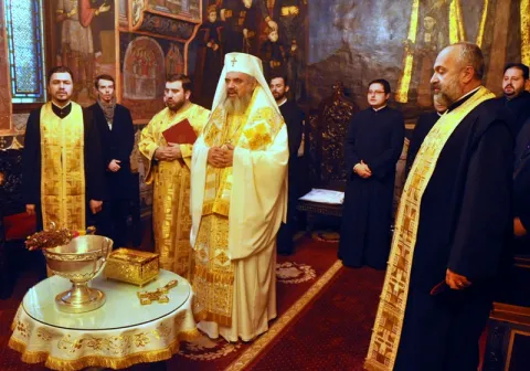 Racla cu un fragment din moaştele Sf. Paisie de la Neamţ sfinţită de Patriarhul României
