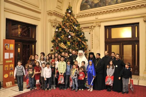 Sfântul Nicolae în mijlocul copiilor la Palatul Patriarhiei