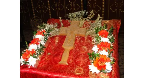 Scoaterea Sfintei Cruci în mijlocul Bisericii