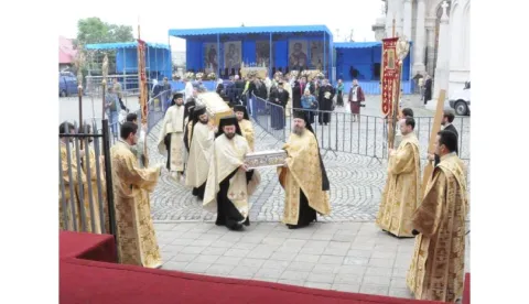Moaştele Sf. Dimitrie cel Nou şi ale Sf. Împăraţi Constantin şi Elena pe esplanada Catedralei Patriarhale