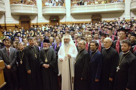 Absolvenţii Facultăţii de Teologie Ortodoxă din Bucureşti au depus jurământul de credinţă