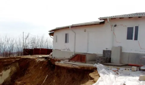 Corpul de chilii al Mănăstirii Cornu la un pas de prăbuşire