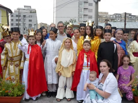 O mare artistă alături de copiii Sfântului Pantelimon