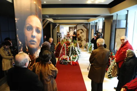 Rugăciune şi flori pentru actriţa Irina Petrescu