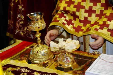Acum puterile cereşti împreună cu noi nevăzut slujesc