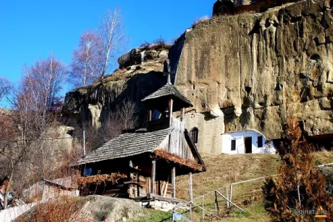 Destinaţii de pelerinaj. Mănăstirea Corbii de Piatră