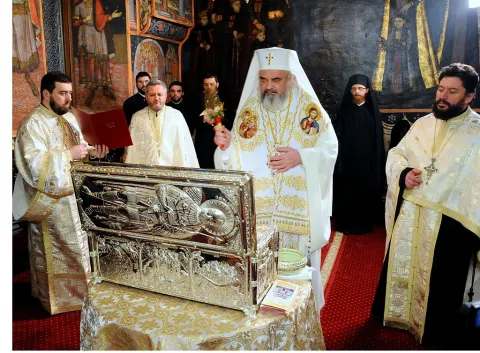 Noua raclă pentru moaștele sfinților ocrotitori ai Parohiei „Iancu Vechi” - Mătăsari a fost sfințită de Patriarhul României