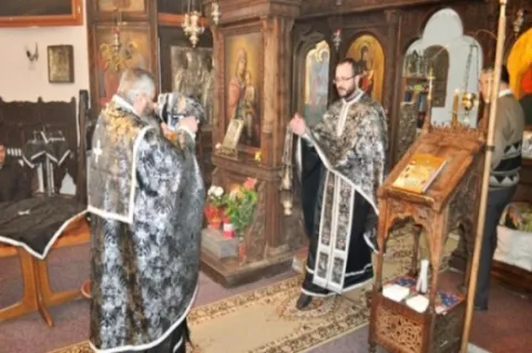 Sunetul clopoţelului îndeamnă la rugăciune şi adâncă tăcere