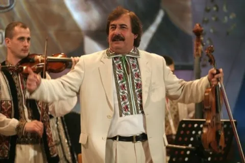 CINE CÂNTĂ MEREU, RĂMÂNE VEŞNIC TÂNĂR!