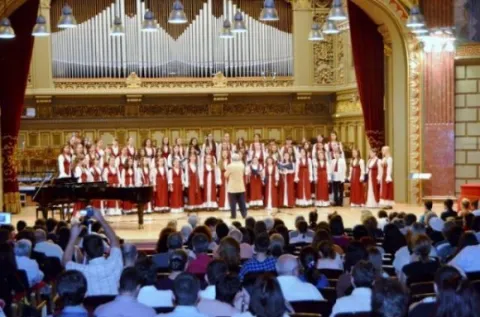 Corul de copii Symbol a concertat pentru copii la Ateneul Român