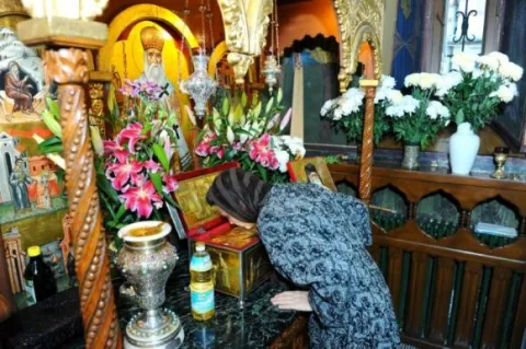 O familie întreagă vindecată de Sfântul Nectarie