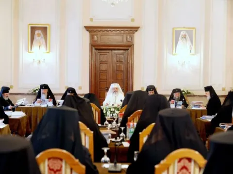 Sfântul Sinod susţine definirea în Constituţia României a familiei întemeiată pe căsătoria dintre un bărbat şi o femeie