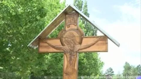 Arhiepiscopia Bucureştilor a decis amânarea sfinţirii troiţei din oraşul Buftea până când se va lămuri care a fost cu adevărat ultima dorinţă a regizorului Sergiu Nicolaescu: incinerarea sau înmormântarea
