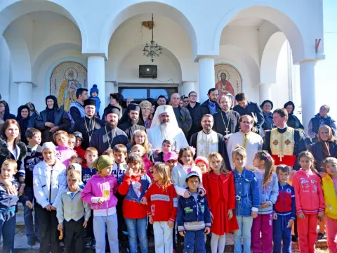 Patriarhul României în mijlocul credincioșilor din Parohia Valea Crângului, județul Prahova