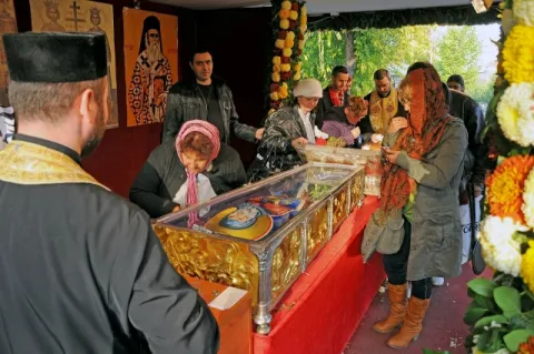 Preoții de caritate participă la slujbele de pe Colina Bucuriei