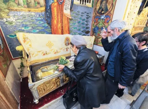 Veghetori la racla Sfântului Cuvios Dimitrie cel Nou