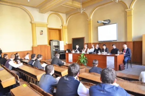 Dezbatere despre mass-media şi pelerinajul religios