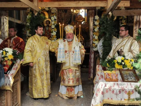 Slujire arhierească la hramul parohiei bucureştene Huedin
