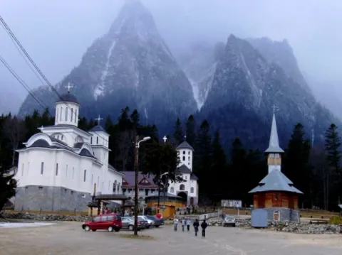 Sărbătoriţi Crăciunul la Mănăstirea Caraiman!