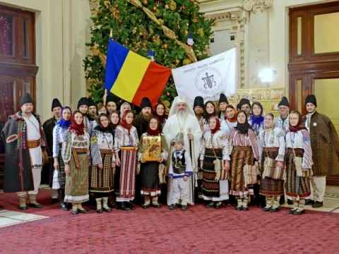 Patriarhul României a fost colindat de grupul „Datina românească”