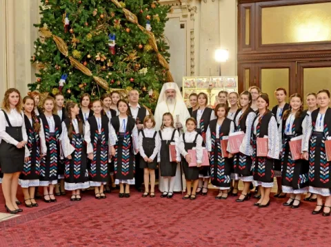 Ansamblul „Izvoraşul” din Vaslui l-a colindat pe Patriarhul României