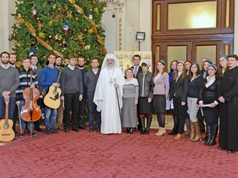 Tineri din „Oastea Domnului” - Bucureşti l-au colindat pe Preafericitul Părinte Patriarh Daniel
