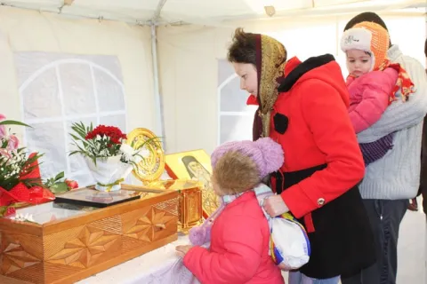 Moaştele Sfântului Nectarie de la Mănăstirea Radu Vodă au fost duse spre închinare în Prahova