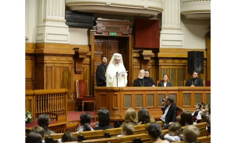 O făclie de înviere şi speranţă - Şcoala Gimnazială „Sfinţii Trei Ierarhi” din Bucureşti O făclie de înviere şi speranţă - Şcoala Gimnazială „Sfinţii Trei Ierarhi” din Bucureşti