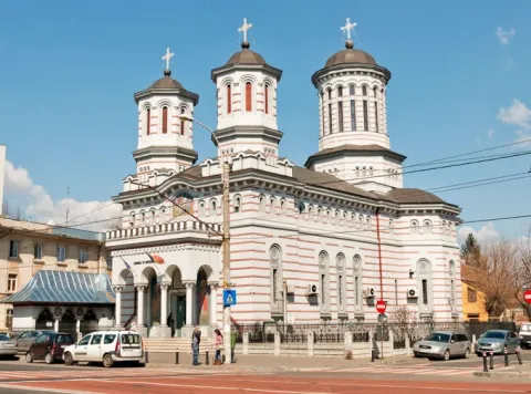 Lăcaşul salvat de ceferişti de la demolare