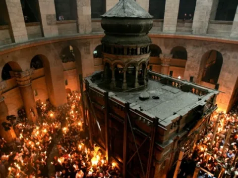 Reprezentantul Patriarhiei Române în Ţara Sfântă a slujit în Noaptea de Paşti la Mormântul Domnului