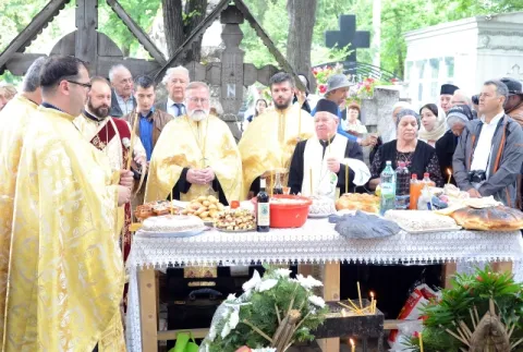 Slujbă de pomenire a Poetului Mihai Eminescu la mormântul său