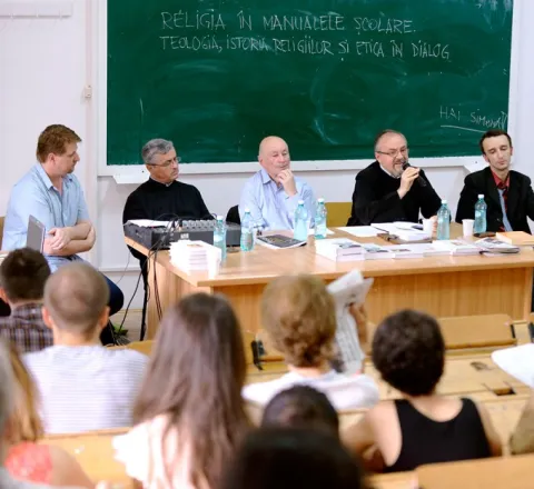 Dezbatere despre prezenţa religiei în manualele şcolare
