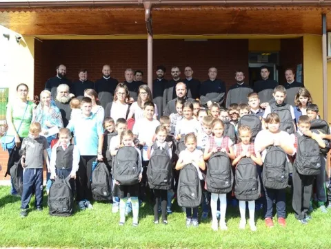 50 de copii din cadrul Protoieriei Sectorului 6 Capitală au primit rechizite