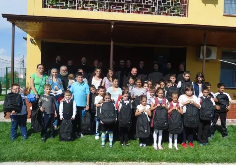 Rechizite gratuite pentru 7.653 de elevi din Arhiepiscopia Bucureştilor