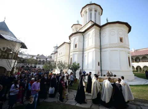Procesiune în jurul bisericii Mănăstirii Hurezi