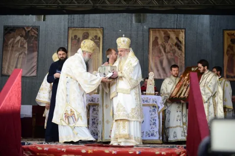 Patriarhul României a oferit Mănăstirii Hurezi un fragment din moaştele Sf. Constantin Brâncoveanu