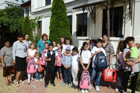 Mulţumiri şi felicitări pentru sprijinirea cu rechizite şcolare a elevilor din familii sărace sau defavorizate