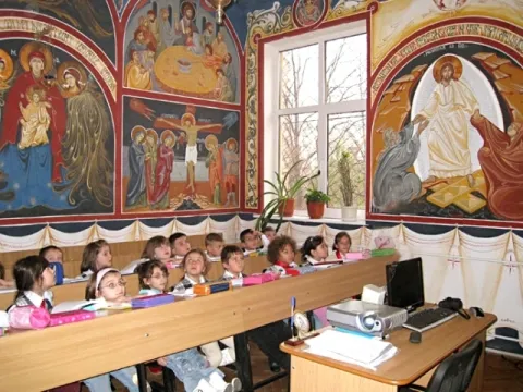 O decizie discriminatorie şi umilitoare pentru ora de religie