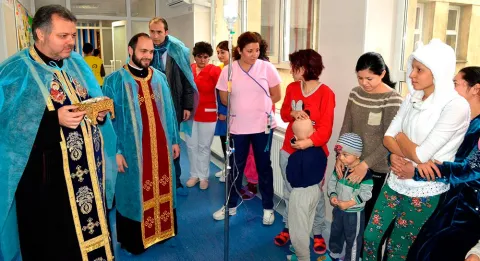 Moaştele Sfântului Nicolae, o bucurie pentru copiii de la Institutul Oncologic Fundeni