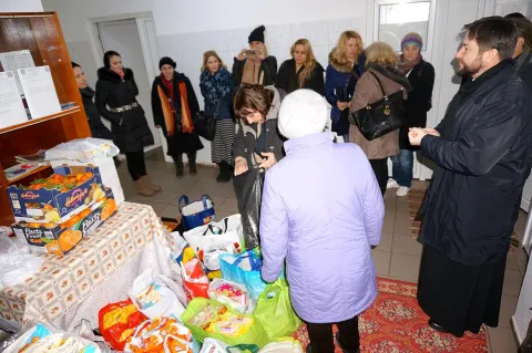 Daruri pentru bolnavii de la Plătăreşti – Călăraşi din partea Parohiei Zlătari din Capitală