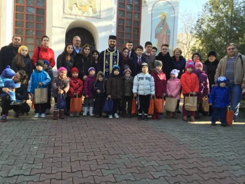 Micii colindători de la Parohia Sfinţii Apostoli Petru şi Pavel din Ploieşti