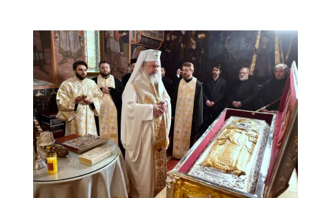 Sfinţirea raclei cu moaştele Sfântului Ioan Gură de Aur de la Paraclisul Catedralei Mântuirii Neamului