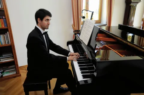 Costin Filipoiu, între credință și pasiunea de a cânta