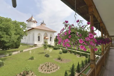 Rugăciune şi rucodelie la Mănăstirea Cernica