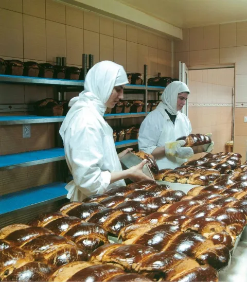 În laboratorul de patiserie al Mănăstirii Samurcăşeşti