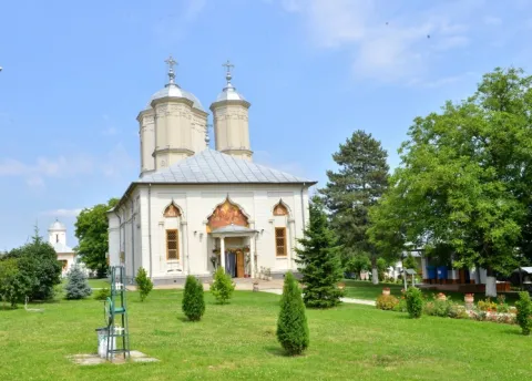 Curaj, jertfă și credinţă la Mănăstirea Pasărea