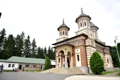 Tradiție și înnoire la Mănăstirea Sinaia