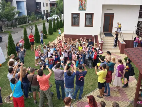 „Jocurile copilăriei în aer liber”, la Parohia Brâncuşi